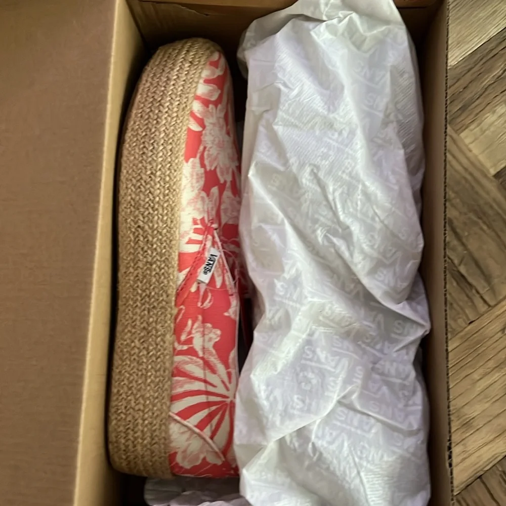 🔥 Vans Tropical Floral Platform Espadrille
Slip Ons NWT - Picture 2 of 9